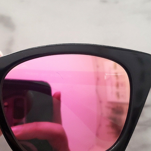 Victoria's Secret Sunglasses - Picture 8 of 9